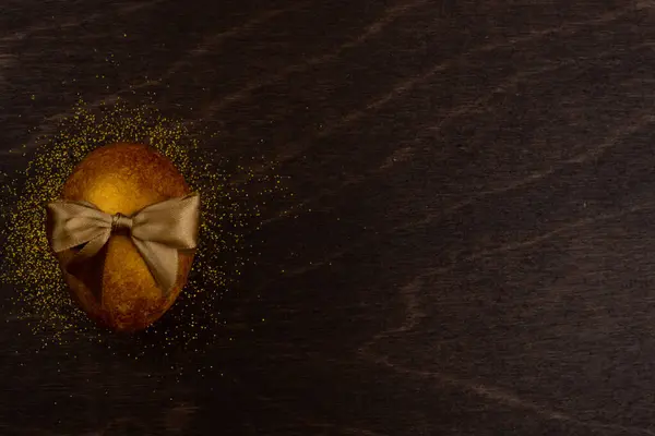 Grande Ovo Páscoa Dourado Com Laço Fita Espaço Cópia Fundo — Fotografia de Stock