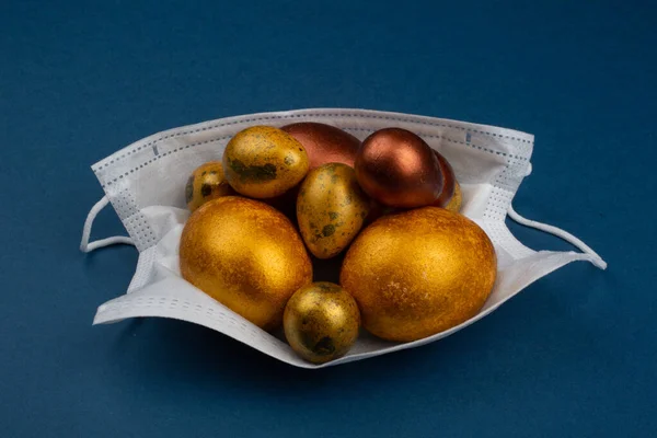 Πάσχα 2020 Εννοιολογική Εικόνα Χρυσά Πασχαλινά Αυγά Προστατευτική Ιατρική Μάσκα — Φωτογραφία Αρχείου