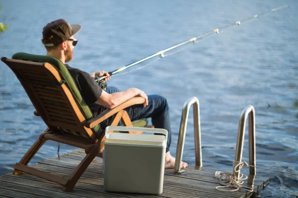 Uomo Maturo Pesca Dal Molo Legno Vicino Cottage Sul Lago — Foto Stock