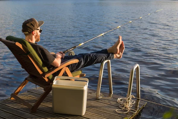 Uomo Maturo Pesca Dal Molo Legno Vicino Cottage Sul Lago — Foto Stock