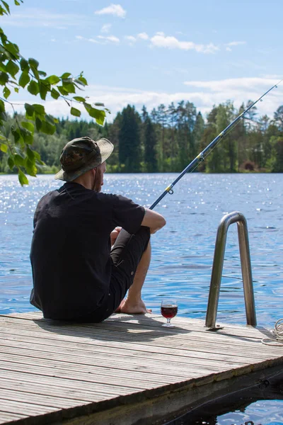 Reifer Mann Angelt Sommer Von Holzsteg Der Nähe Von Ferienhaus — Stockfoto