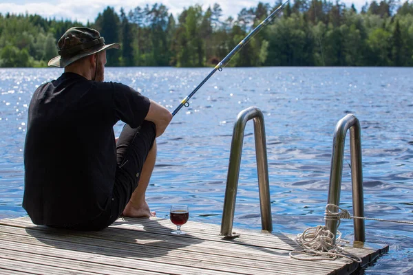 Gammal Man Fiske Från Träbrygga Nära Stuga Sjö Finland Sommaren — Stockfoto