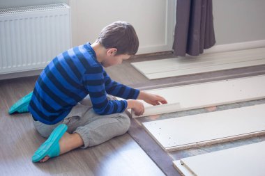 Hobi, marangozluk, marangozluk, zanaat, beceri konsepti - çocuk evde montaj mobilyası yapıyor