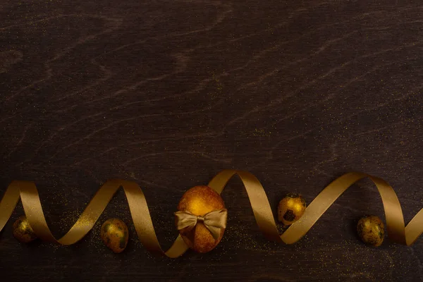 Ovos Páscoa Luxo Dourado Composição Fita Fundo Madeira Escura Com — Fotografia de Stock