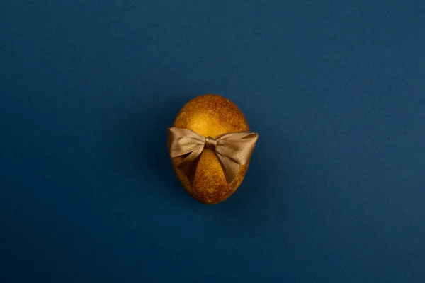 Grande Ovo Páscoa Dourado Com Laço Fita Espaço Cópia Fundo — Fotografia de Stock