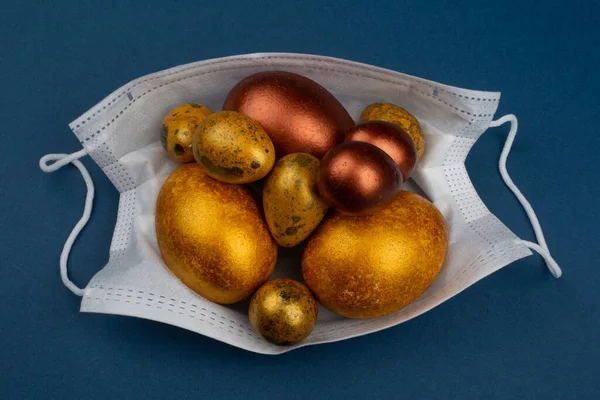 Πάσχα 2020 Εννοιολογική Εικόνα Χρυσά Πασχαλινά Αυγά Προστατευτική Ιατρική Μάσκα — Φωτογραφία Αρχείου