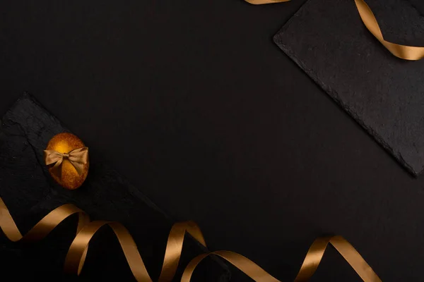 Gouden Luxe Paaseieren Lint Compositie Boder Frame Zwarte Steen Achtergrond — Stockfoto