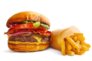 Büyük taze klasik hamburger ve patates kızartması beyaz arka plan dağıtım seti dizayn konseptine izole edilmiş.