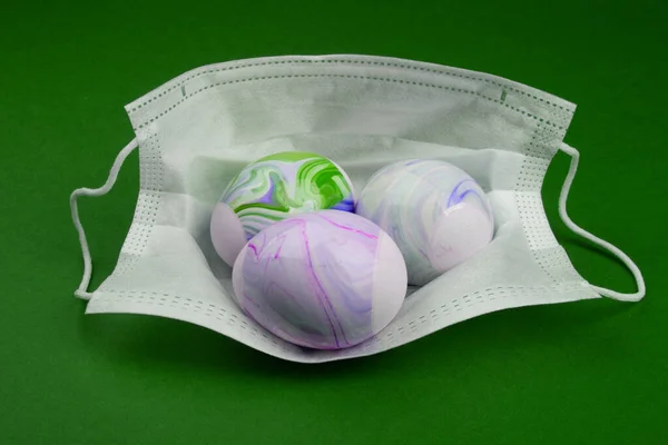 Paskalya 2020 Paskalya Yumurtası Renginde Tıbbi Maske Takan Kavramsal Bir — Stok fotoğraf