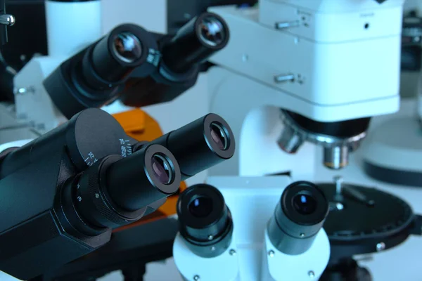 Mavi Ilaç Işık Mikrobiyolojisi Araştırma Konseptinde Çeşitli Mikroskoplar — Stok fotoğraf
