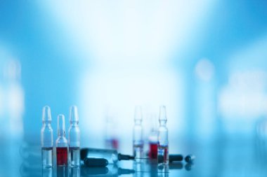 Hastanedeki masada şırınga ve tüpler var.