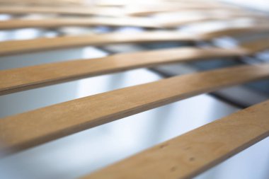 Ahşap lamella yataklarını kapatın.