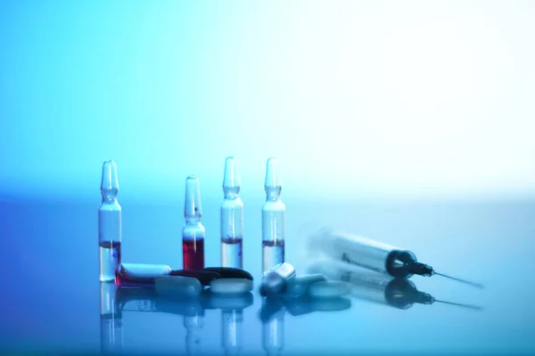 Injekční Stříkačka Ampulky Pilulky Zářivém Modrém Pozadí — Stock fotografie