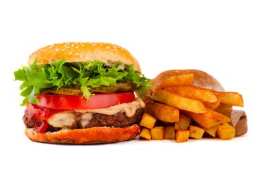 Beyaz arka planda izole edilmiş patates kızartmalı büyük, klasik bir hamburger çizburgeri.