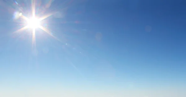 Strahlende Sonne Bei Klarem Blauem Himmel Mit Kopierraum Mit Kopierraum — Stockfoto