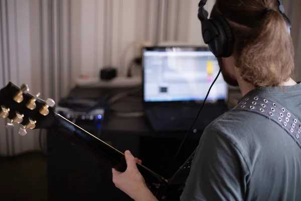 Bearded Man Musiker Spela Musik Och Komponera Låt Med Elgitarr — Stockfoto