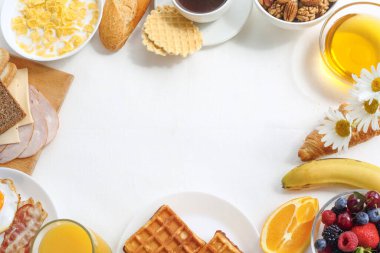 Müsli, meyve, böğürtlen, fındık, kahve, yumurta, bal, yulaf ve diğeriyle sağlıklı bir kahvaltı. Düz konum, üst görünüm, metin ve çerçeve için boşluk kopyala