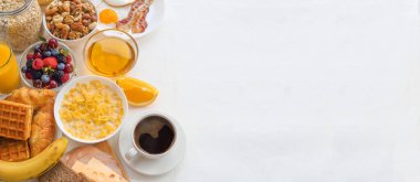 Müsli, meyve, böğürtlen, fındık, kahve, yumurta, bal, yulaf ve diğeriyle sağlıklı bir kahvaltı. Düz konum, üst görünüm, metin ve çerçeve için boşluk kopyala