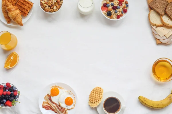 Gezond Ontbijt Met Muesli Fruit Bessen Noten Koffie Eieren Honing — Stockfoto