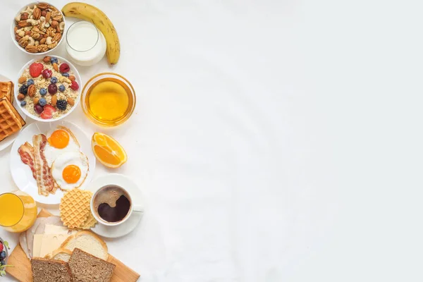 Gezond Ontbijt Met Muesli Fruit Bessen Noten Koffie Eieren Honing — Stockfoto