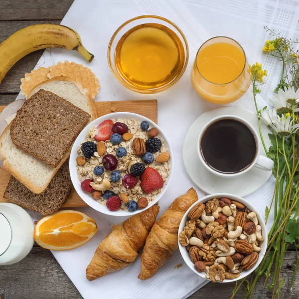 Desayuno Saludable Con Muesli Frutas Bayas Nueces Café Huevos Miel — Foto de Stock