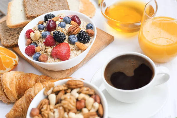 Hälsosam Frukost Med Müsli Frukt Bär Nötter Kaffe Ägg Honung — Stockfoto