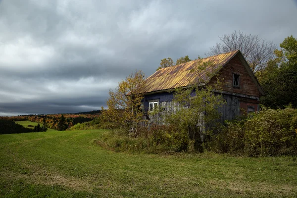 Malá stodola během podzimu — Stock fotografie