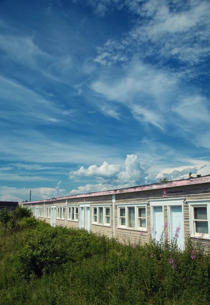 푸른 하늘에 버려진된 모텔 — 스톡 사진