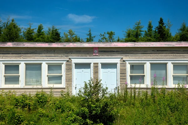 Vista do motel abandonado no lado da estrada — Fotografia de Stock