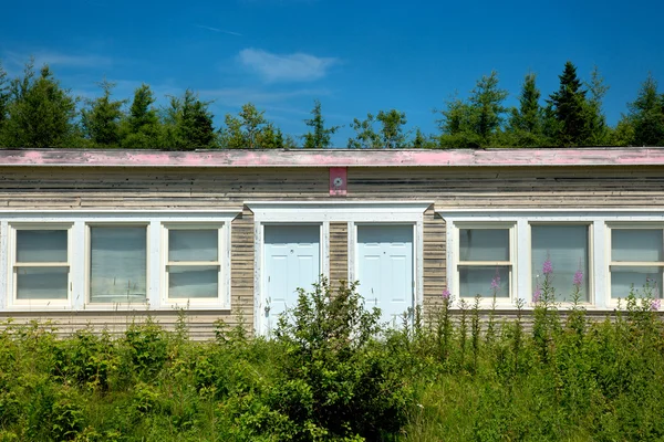 Utsikt över övergivna motel vid vägkanten — Stockfoto