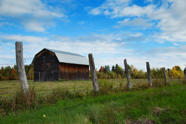 Malá stodola během podzimu — Stock fotografie