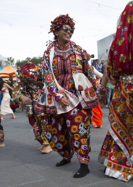 Hintli adam dışarıda dans