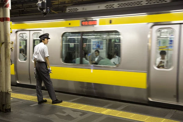 Japonya'da tren istasyonunda tren denetleyicisi