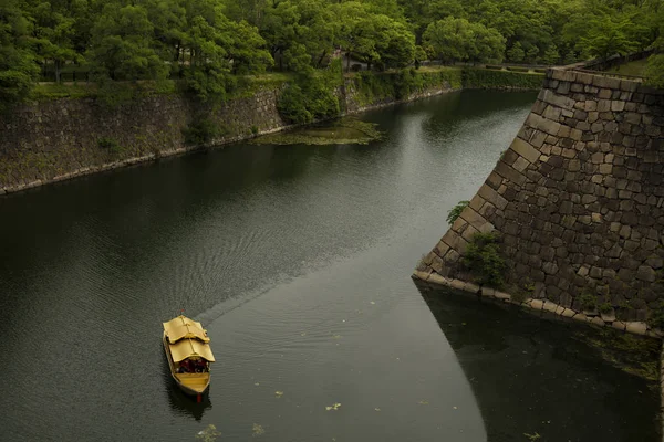 Золотая лодка на реке — стоковое фото