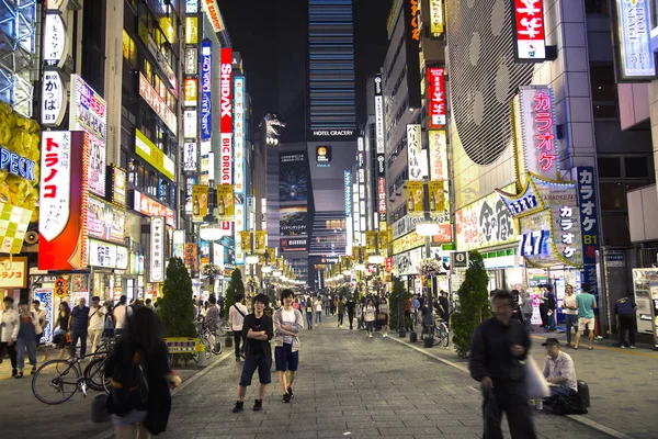 在新宿夜间的光迹 — 图库照片