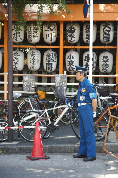 警察站在街道，在东京 — 图库照片