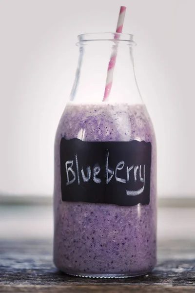 Blaubeer-Smoothie mit Stroh — Stockfoto