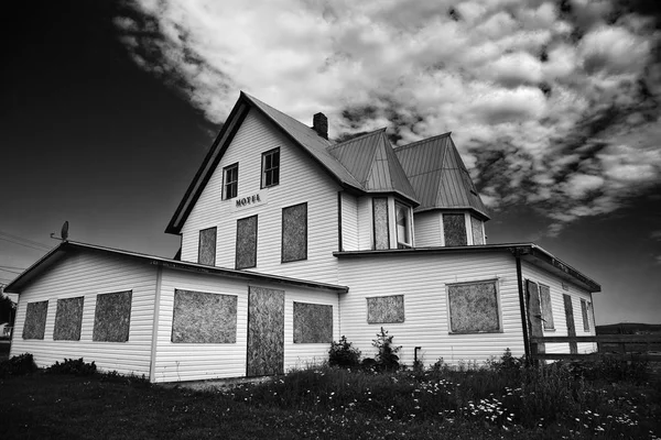 Verlassenes Motel in schwarz-weiß aufgegeben, im Alter, americana, blau, Gebäude, Wolke, Verfall, Niedergang, Tür, unten, leer, Gras, Kraut, Hotel, Landschaft, Lodge, Motel, veraltet, alt, Resort, Straße, Zimmer — Stockfoto