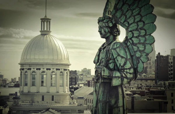 Angelo monumento e una cupola a Montreal — Foto Stock