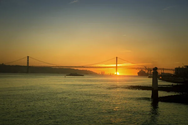 Günbatımı Lizbon'daki Tagus Nehri üzerinde — Stok fotoğraf