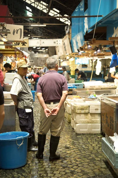 Men talking in fish market — Stock Photo, Image