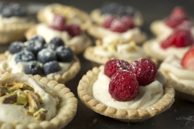 Peynir ve fıstık tartlets