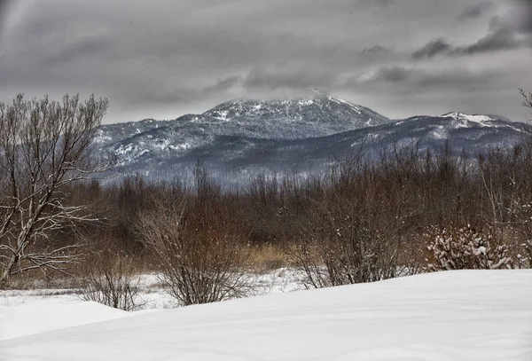 Гора зимой — стоковое фото