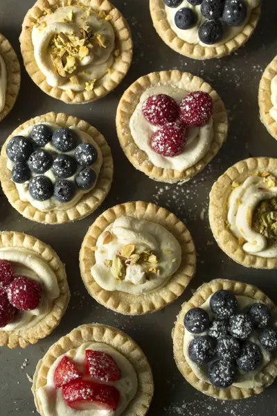 Peynir ve fıstık tartlets — Stok fotoğraf