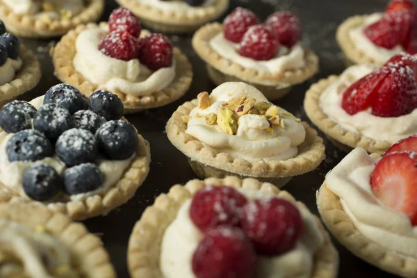 Kaas en pimpernoten (pistaches) tartlets — Stockfoto