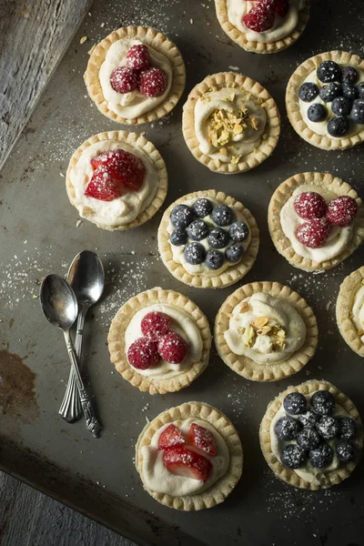 Cheese and pistachios tartlets — Stock Photo, Image