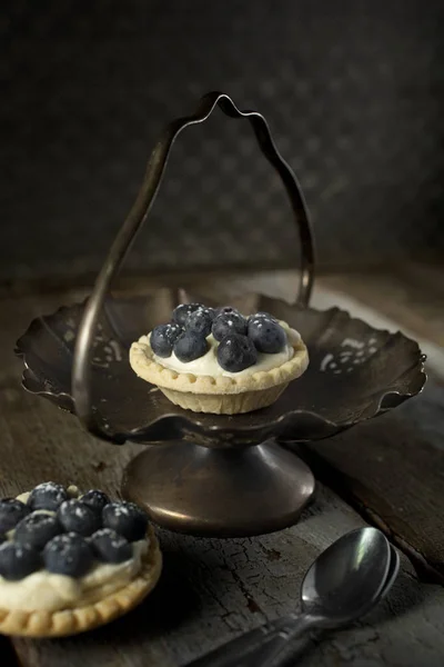 Cheese and pistachios tartlets — Stock Photo, Image