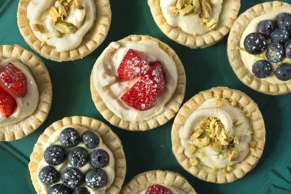 Cheese and pistachios tartlets — Stock Photo, Image