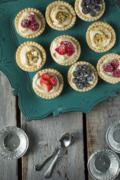 Cheese and pistachios tartlets — Stock Photo, Image