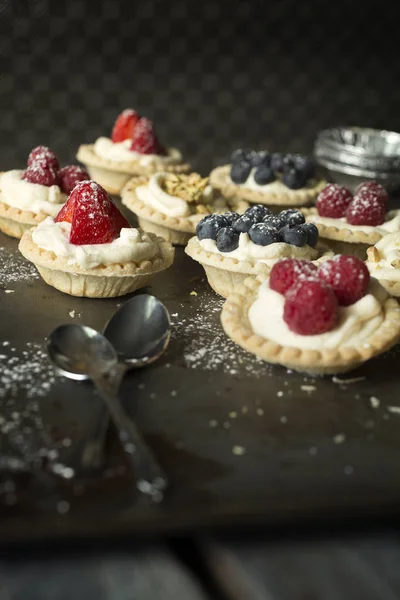 Berry tartlets dengan sendok — Stok Foto